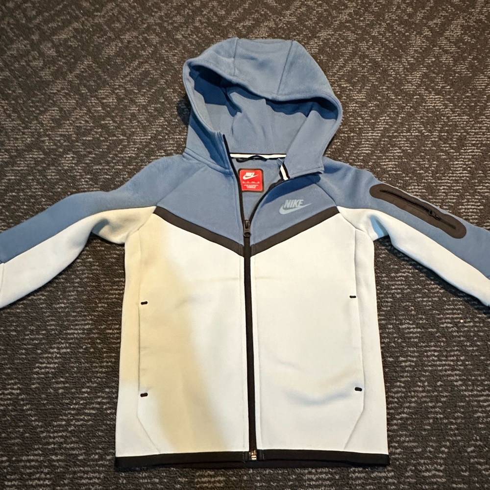 Nike boys tech performance zip up hoodie size XS